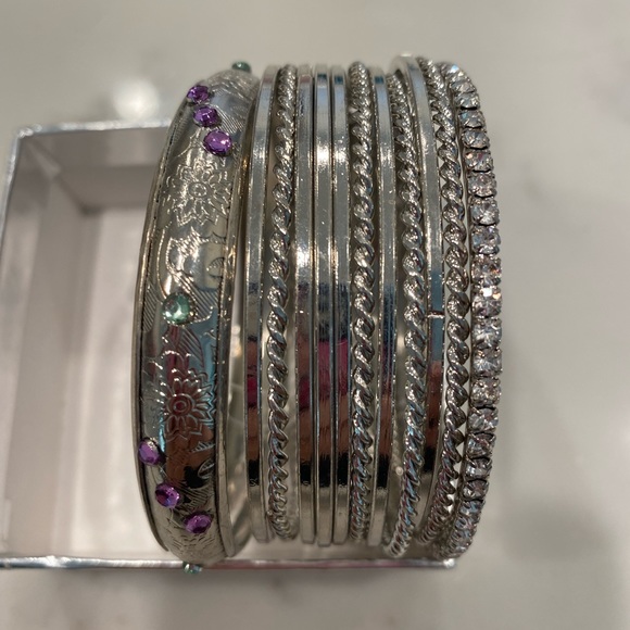 Gift-ready bangles Silver tone bracelet set. - Picture 2 of 12